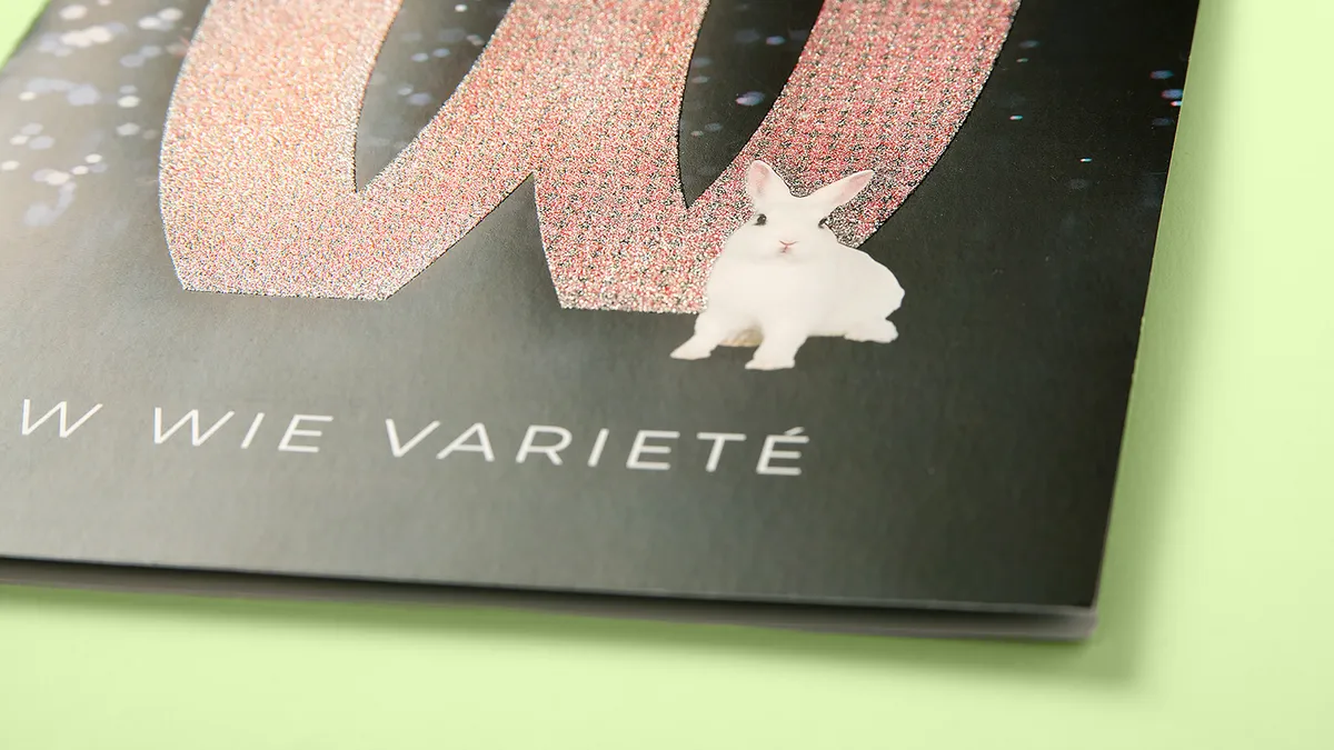 Offsetgedruckter Flyer mit funkelndem Glitzerlack in Silber – kreative Druckveredelung von X-Press Berlin