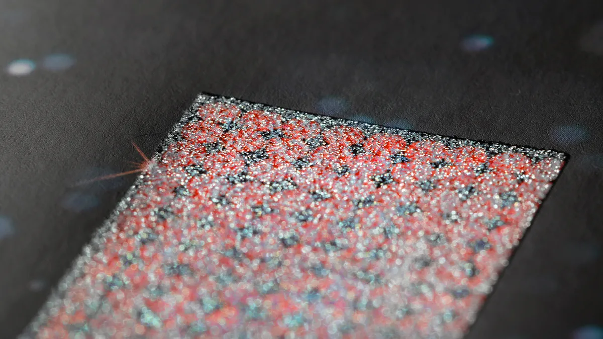 Hochwertiger Faltflyer mit Silberglanz durch Glitzerlack – sauber genutet und gefalzt