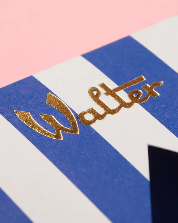 Stabile Kartonverpackung mit goldener Folienprägung – produziert im Offsetdruck bei X-Press Berlin