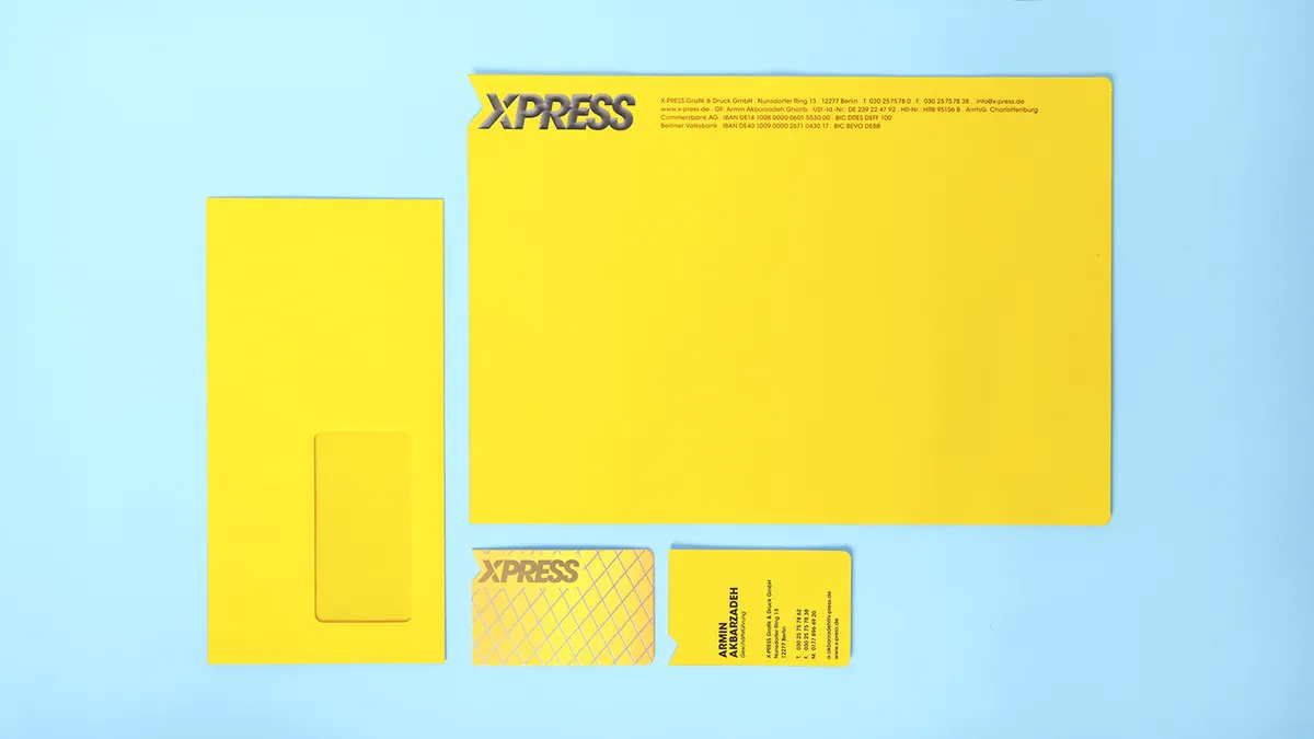Detailansicht von Visitenkarte und Briefpapier mit geprägtem Logo und präziser Stanzung, im Corporate Design