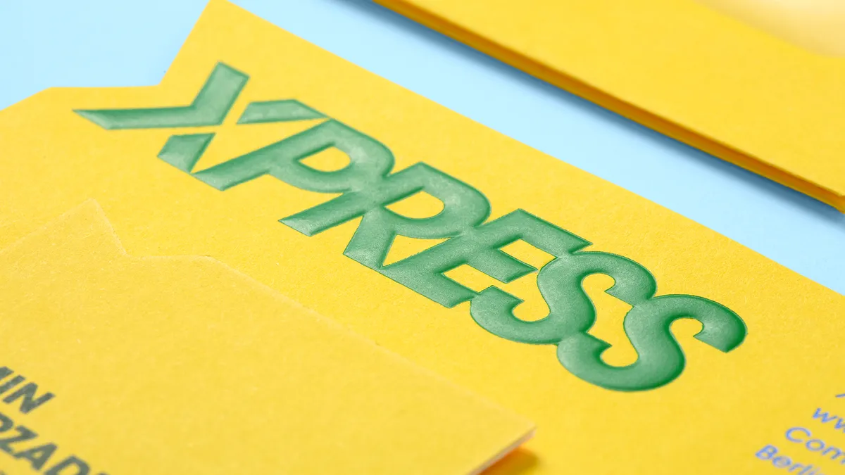 Papierausstattung im Corporate Design mit farbigem Karton und hochwertiger Druckveredelung