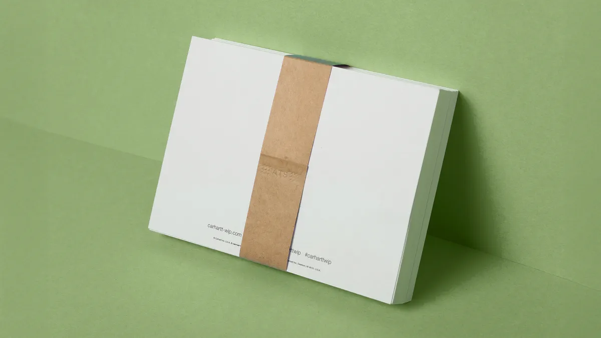 Detailansicht einer veredelten Postkarte mit Banderolisierung – cleane Optik und perfekte Verarbeitung