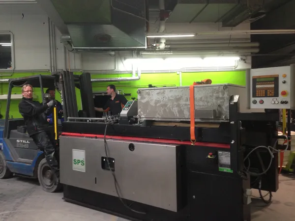 Erste Siebdruckmaschine bei X-Press Berlin – Startschuss für kreative Druckveredelung mit Spezialeffekten