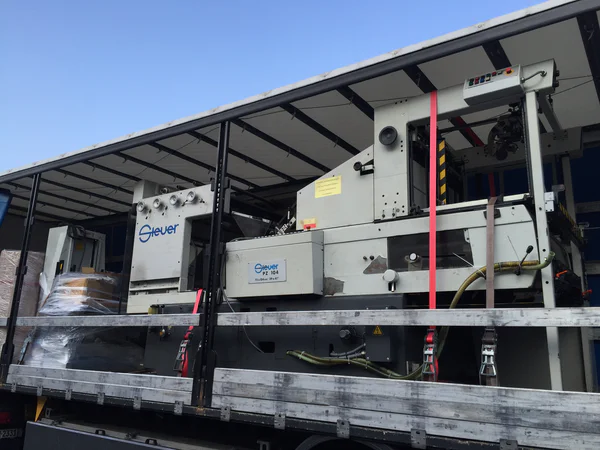 Erweiterung der X-Press Produktionsfläche in Berlin – neue Halle mit Steuer PZ104 für professionelle Heißfolienprägung und Druckveredelung