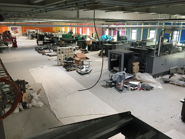 Umzug in das neue Druckzentrum: Mehr Platz für Offsetdruck, Digitaldruck und Veredelungstechniken.