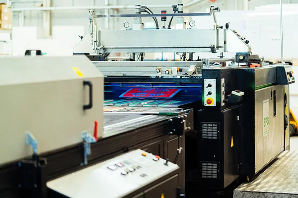 Neue Siebdruckmaschine SPS in der Produktionshalle von X-Press – Ausbau der Kapazitäten für kreative Veredelungen im Siebdruckverfahren