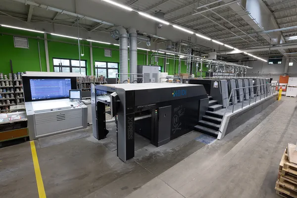 Moderne Heidelberg XL 8-Farben-Druckmaschine in der Produktionshalle von Druckerei X-press in Berlin – neue Maßstäbe für Qualität, Effizienz und Farbstärke im Offsetdruck