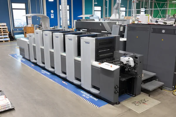 Heidelberg SX52 im modernen Drucksaal einer Berliner Druckerei – neue Formatvielfalt und flexible Einsatzmöglichkeiten im Offsetdruck
