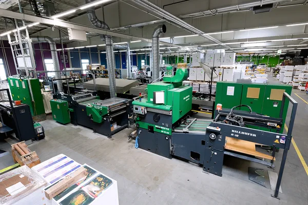 Zweite Cellophaniermaschine von Billhöfer in der Produktionshalle von X-Press grafik & Druck – Ausbau der Kapazitäten für Folienkaschierung und Druckveredelung