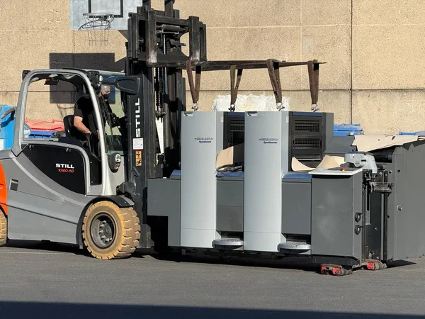 Anlieferung der Heidelberg Speedmaster SM52 mit dem Gabelstapler – neue Druckmaschine für kleinere Auflagen und Sonderfarben im erweiterten Maschinenpark