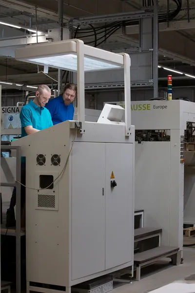 Neue Stanz- und Prägemaschine von Brausse im Einsatz – Start hochwertiger Druckveredelung mit Prägung und Stanzen bei X-Press in Berlin