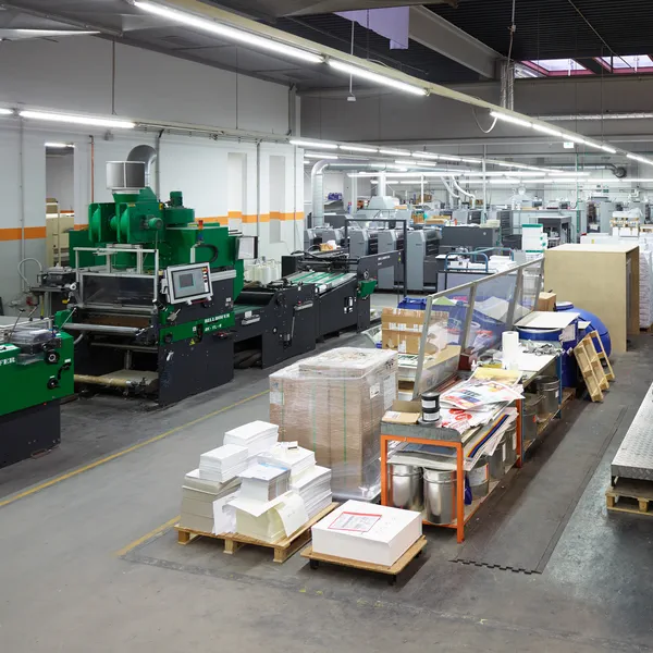 Druckweiterverarbeitung mit neuer Billhöfer Kaschiermaschine – Veredelung durch Folienkaschierung und Glanzbeschichtung einer profesionellen Druckerei in Berlin